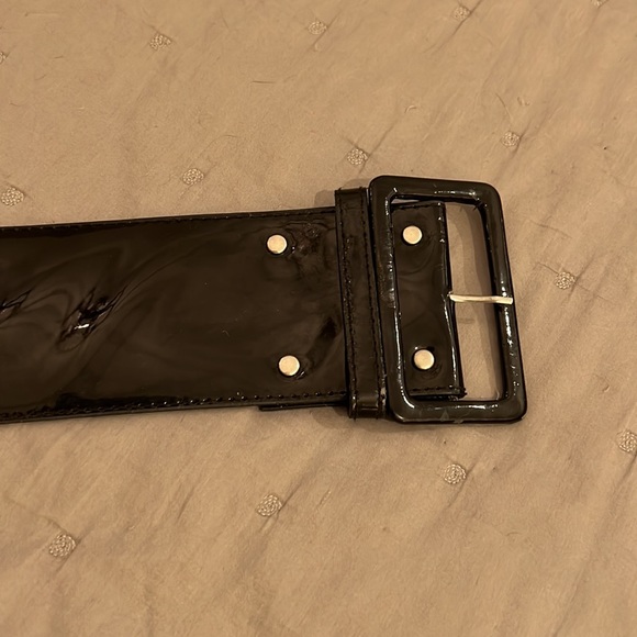 Vintage wide black patent belt. Gives you a tiny waist. Perfect for dresses. - Picture 4 of 11